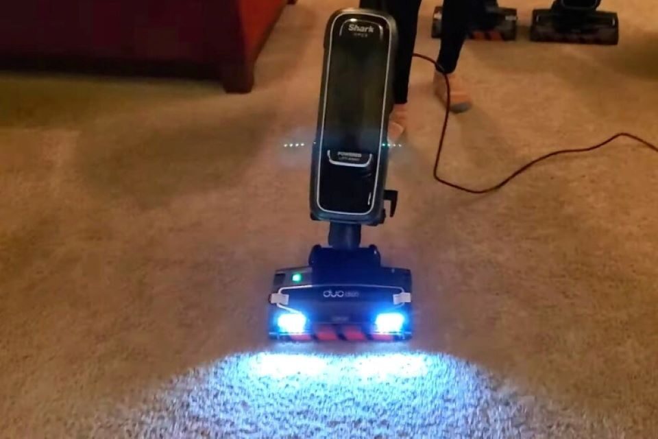 Why is the Middle Light Blinking on My Shark Vacuum?