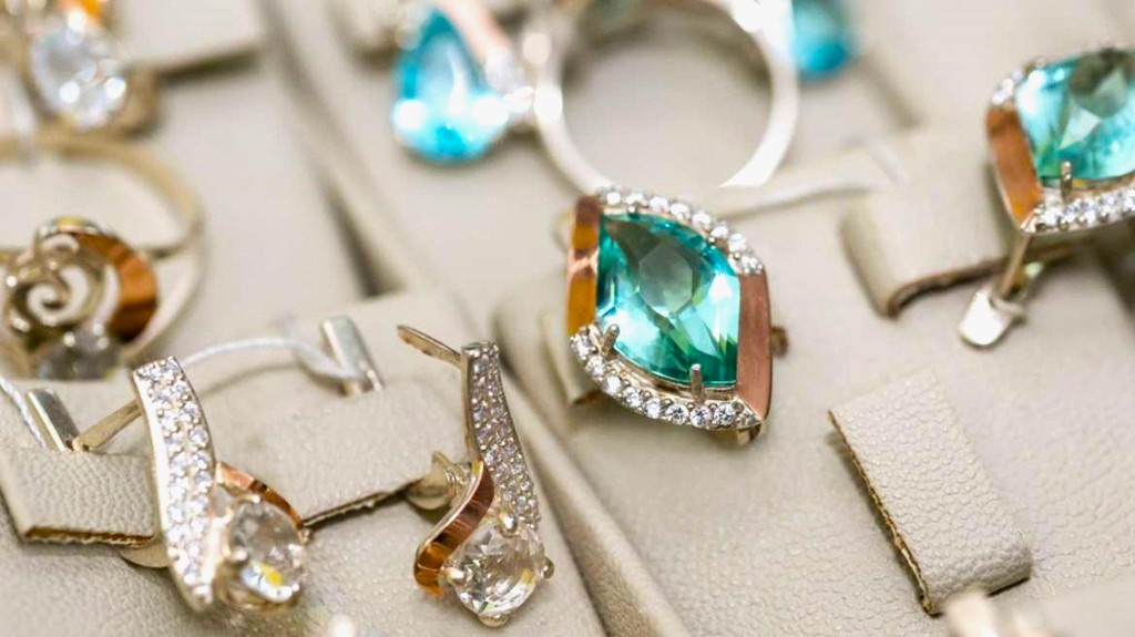 How to clean jewelry with gemstones?