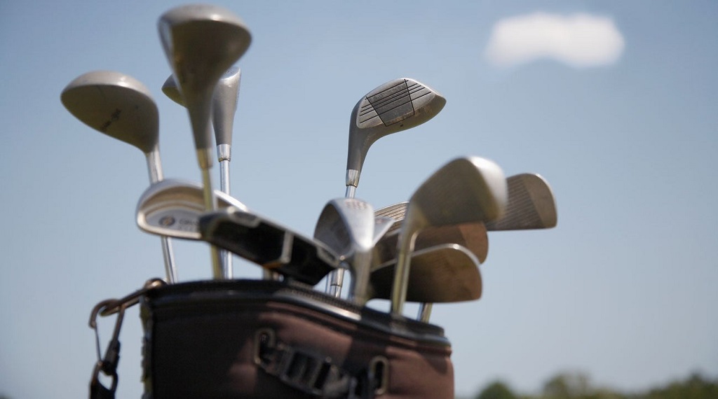 How many clubs can PGA players carry