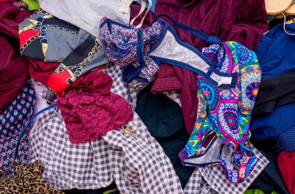 What are the rules for bringing clothes to Plato's closet