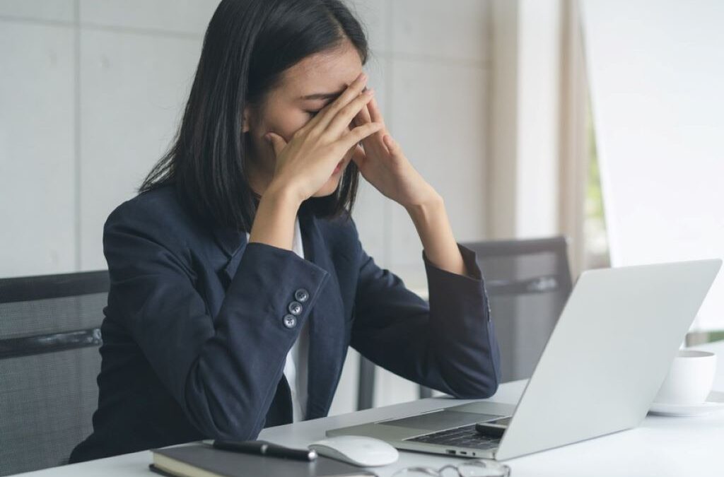 Can screen time under LED lighting contribute to headaches?
