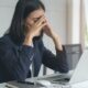 Can screen time under LED lighting contribute to headaches?
